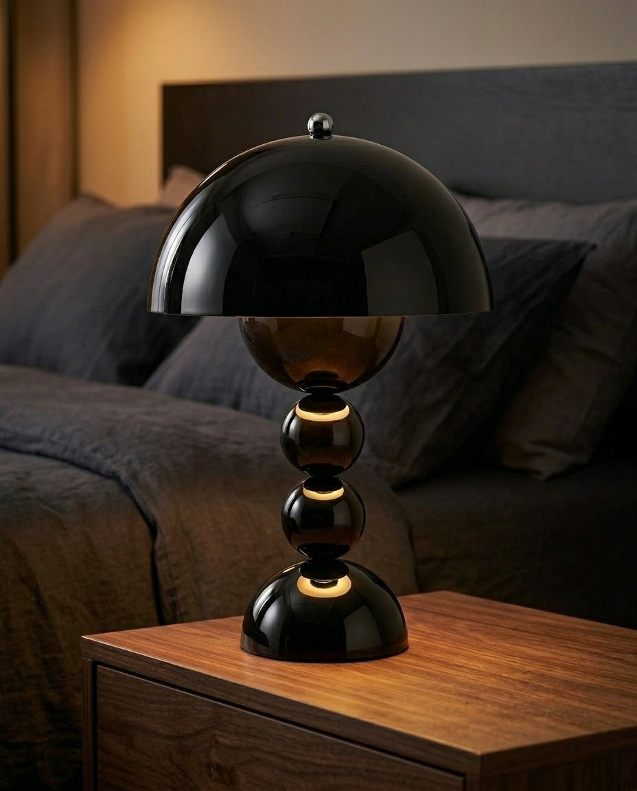 Skandinavisk bordlampe med gulldetaljer | Orb Glow