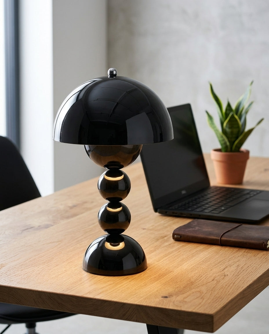 Skandinavisk bordlampe med gulldetaljer | Orb Glow