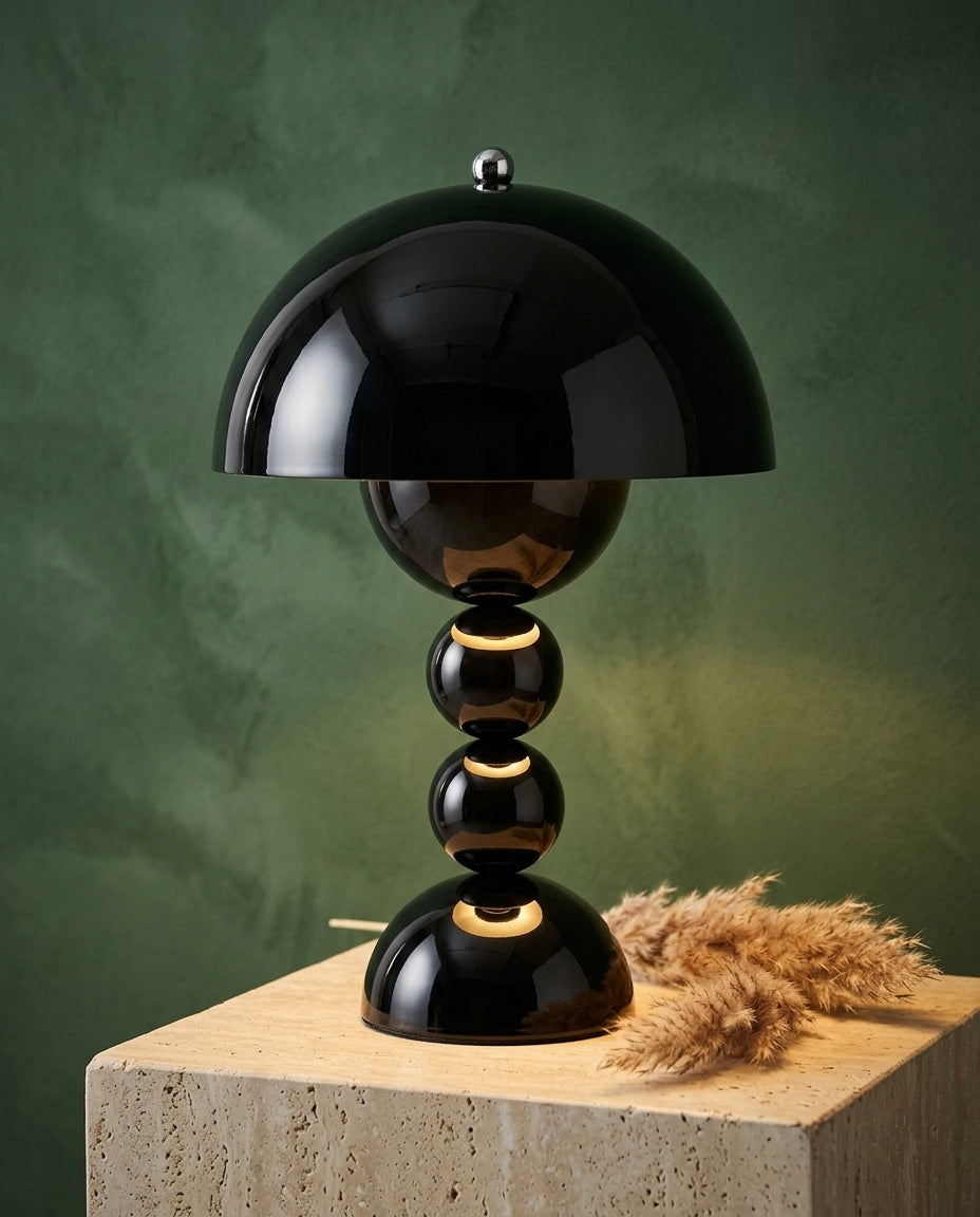 Skandinavisk bordlampe med gulldetaljer | Orb Glow