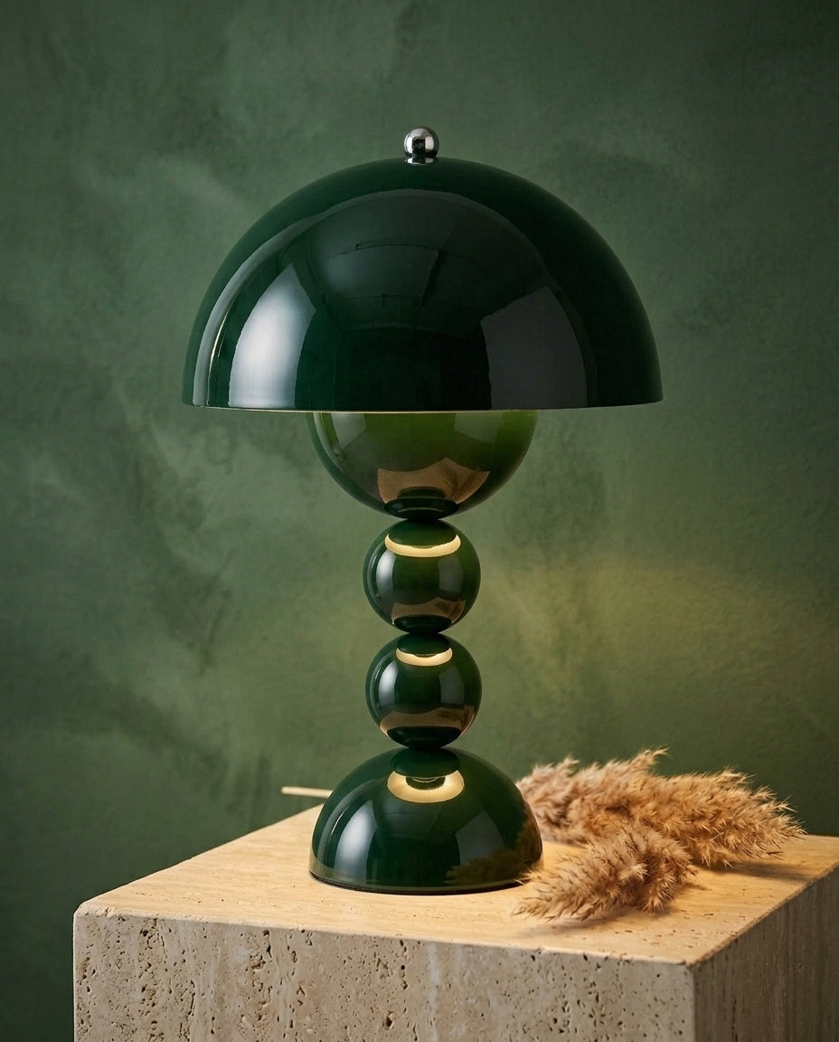 Skandinavisk bordlampe med gulldetaljer | Orb Glow