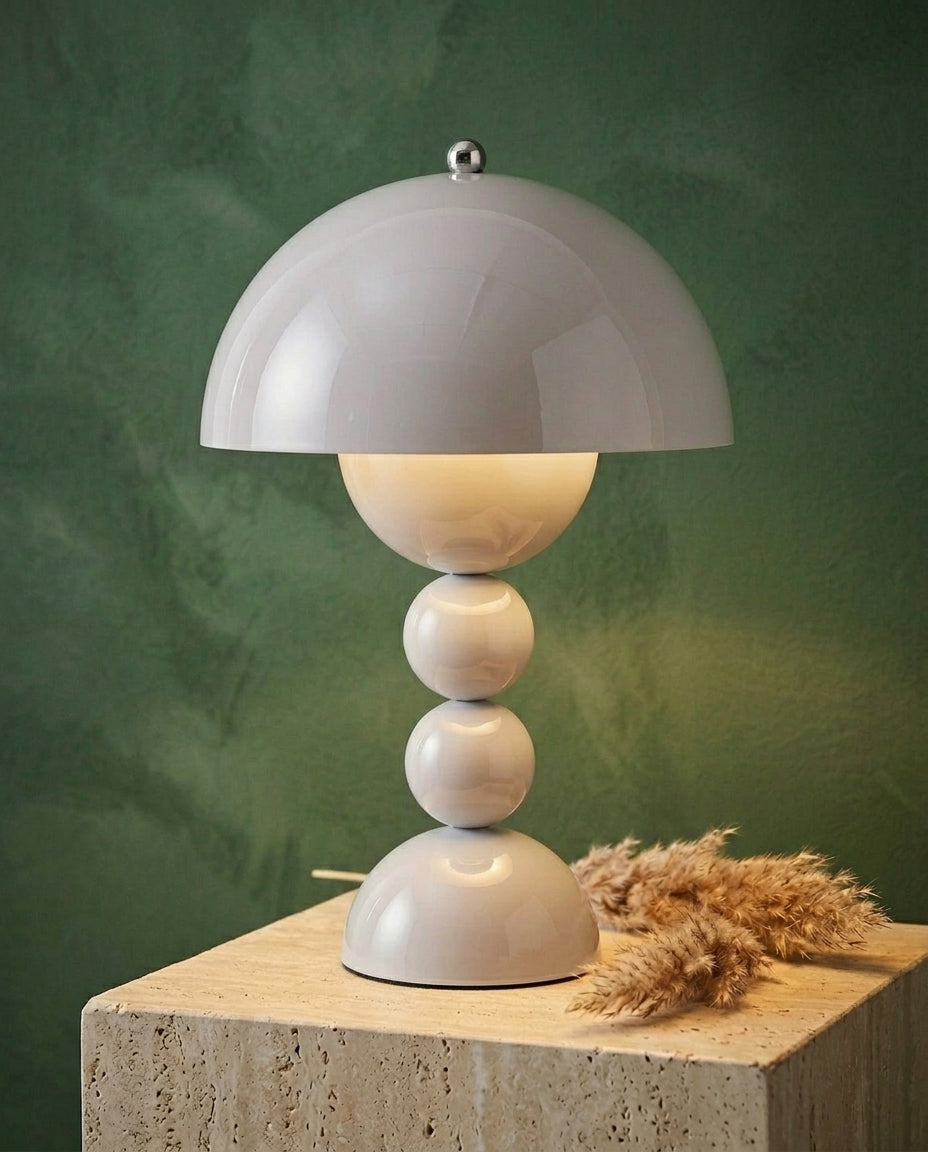 Skandinavisk bordlampe med gulldetaljer | Orb Glow