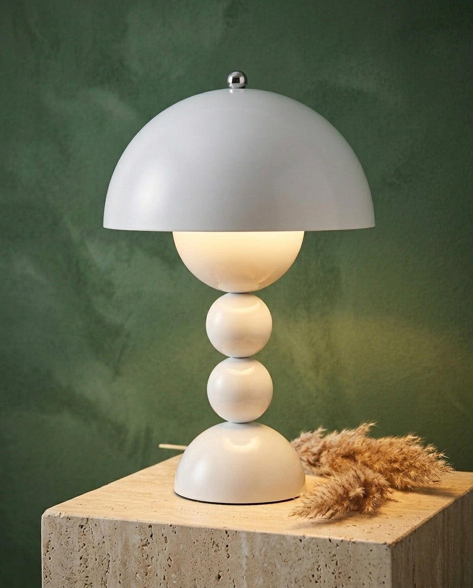 Skandinavisk bordlampe med gulldetaljer | Orb Glow