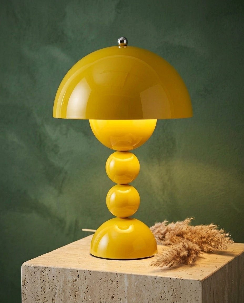 Skandinavisk bordlampe med gulldetaljer | Orb Glow